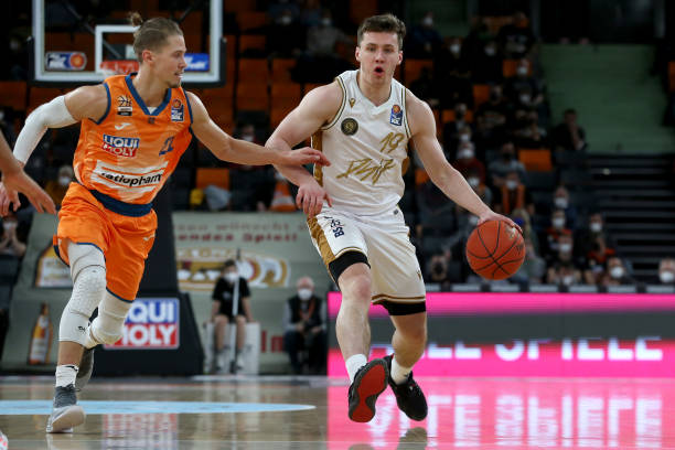 他不仅带领 他不仅带领